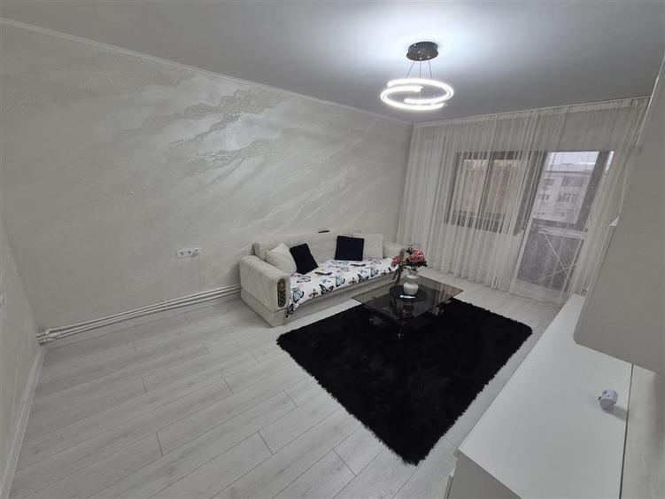 Apartament cu 3 camere decomandat în Calarași 4