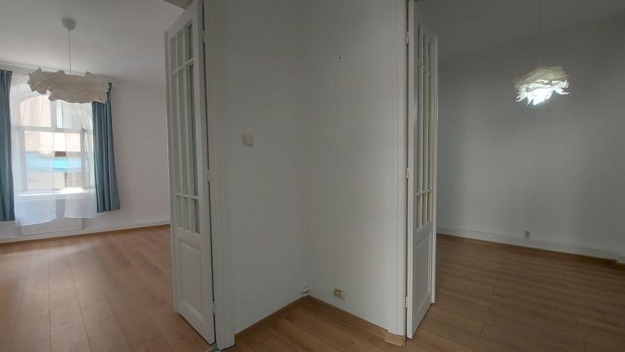 Apartament cu 4 camere semidecomandat în Tineretului