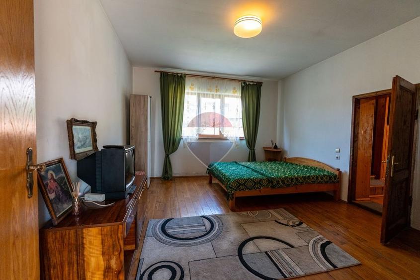 Casă individuală cu 3 camere cu Teren 3166 Mp în Burjuc