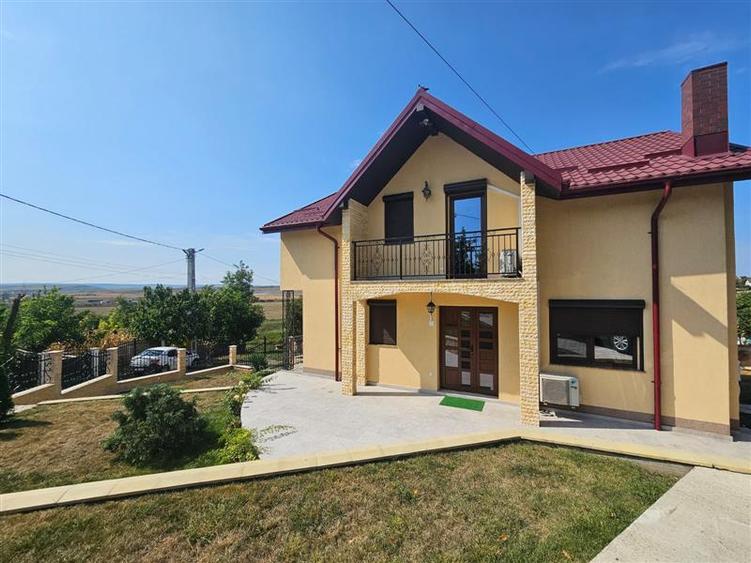 Casă cu 5 camere cu Garaj în Lețcani