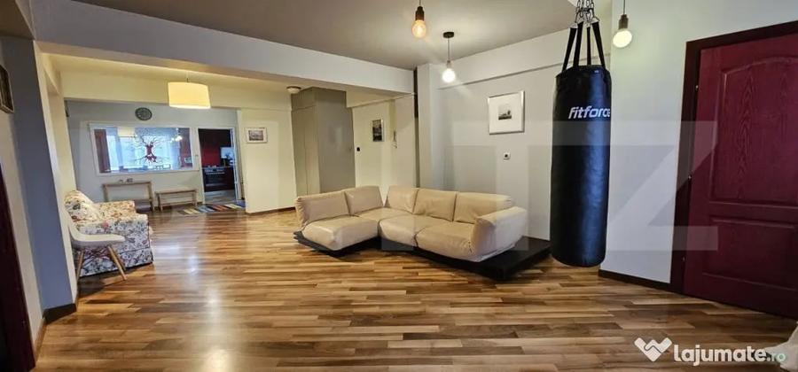 Apartament cu 4 camere semidecomandat, mobilat în Central