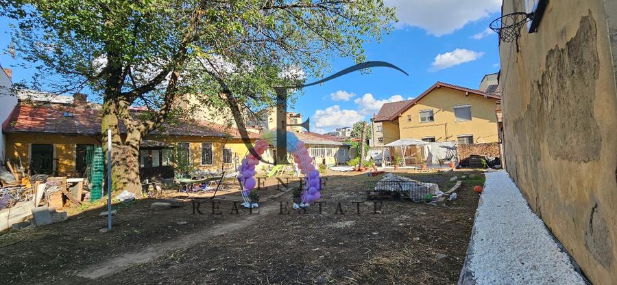 Casă individuală cu 7 camere cu Teren 985 Mp în Moșilor