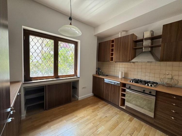 Apartament cu 3 camere în Primăverii