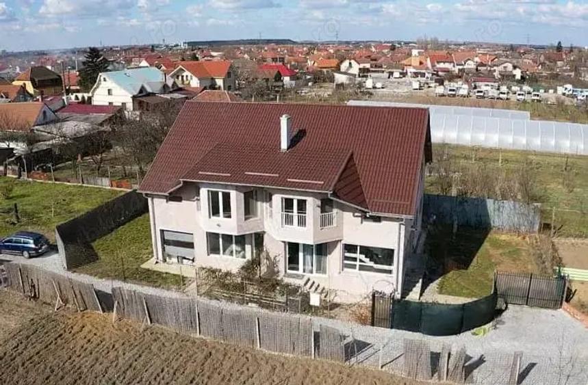 Casă cu 6 camere cu Teren 547 Mp în Episcopia Bihorului