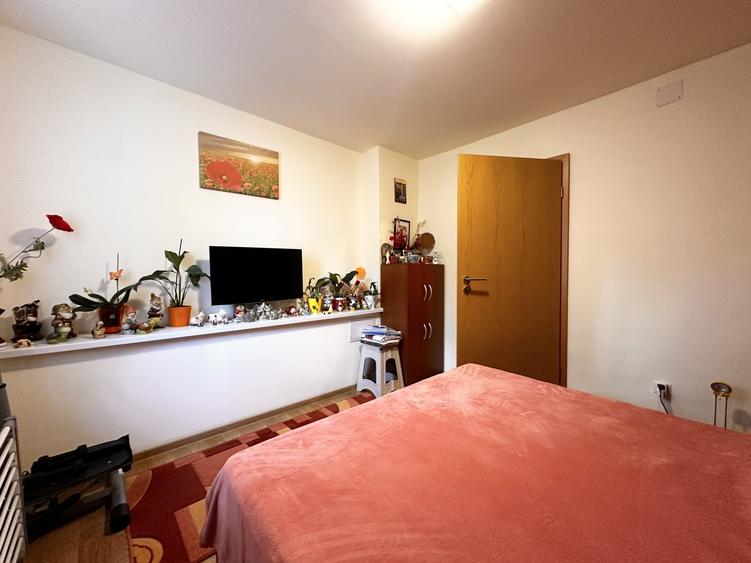 Apartament cu 3 camere semidecomandat, mobilat în Dâmbovița