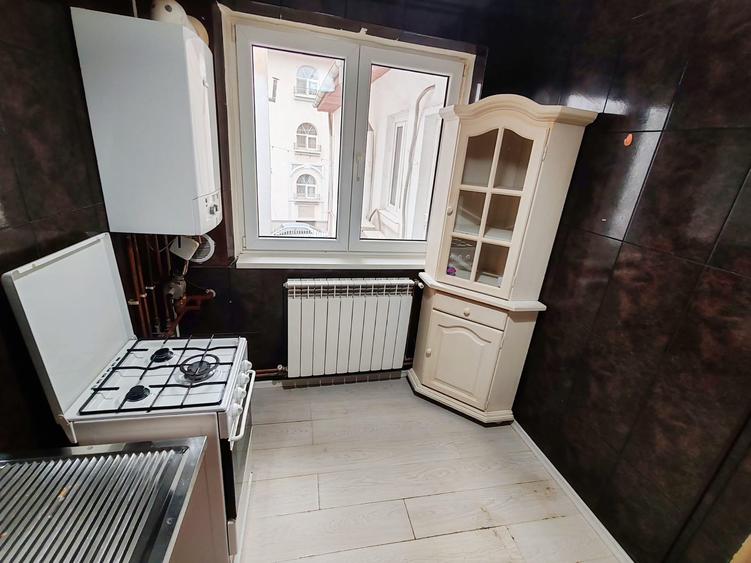 Apartament cu 3 camere semidecomandat, mobilat în Moșilor
