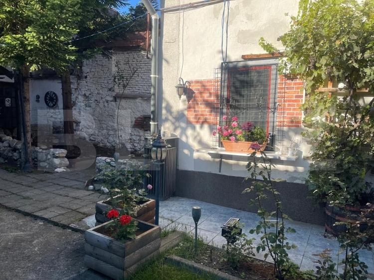 Casă individuală cu 11 camere cu Canalizare în Zărnești