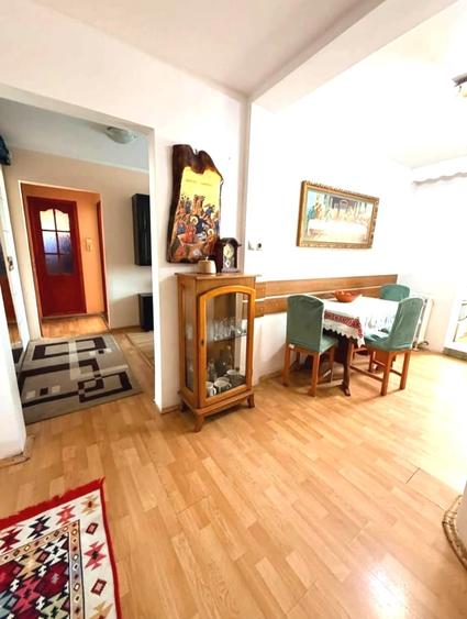 Apartament cu 3 camere decomandat în Sud