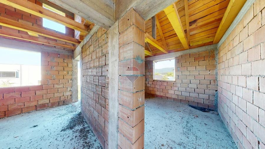 Casă individuală cu 5 camere cu Teren 1000 Mp în Cristian