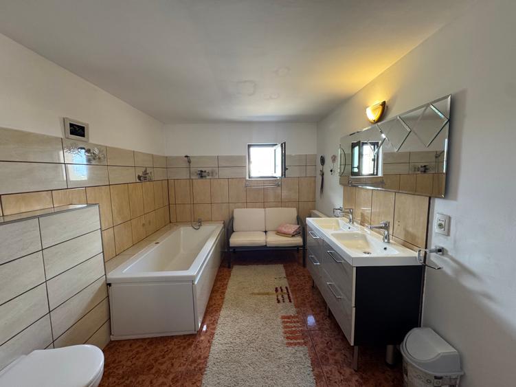 Casă cu 4 camere cu Garaj în Agigea