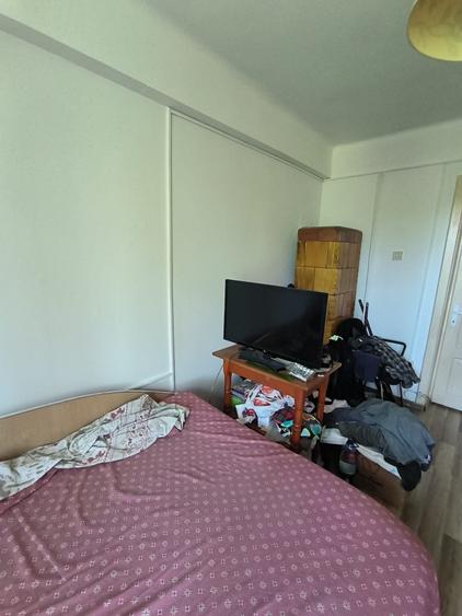 Apartament cu 3 camere semidecomandat în Cioceanu