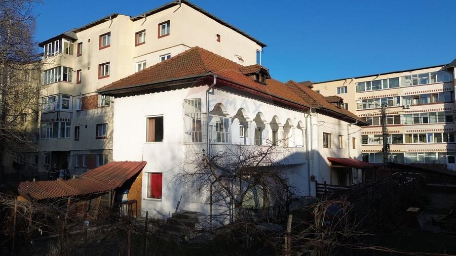 Casă individuală cu 5 camere cu Teren 232 Mp în Central