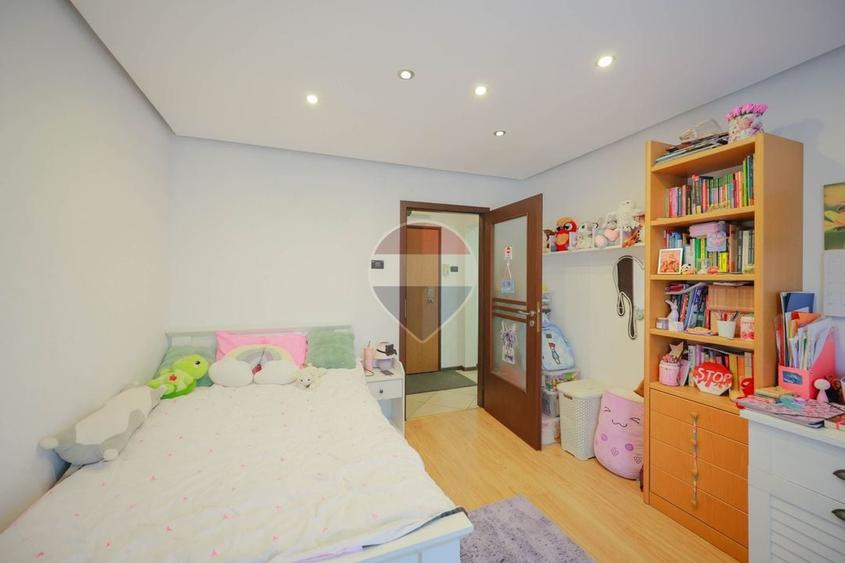 Apartament cu 4 camere decomandat în Rogerius