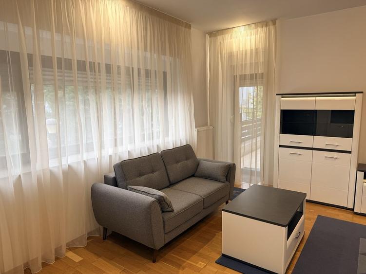 Apartament cu 3 camere decomandat, mobilat în Băneasa