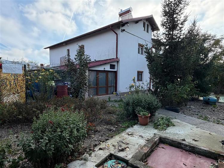 Casă individuală cu 7 camere cu Canalizare în Cocorăștii Colț