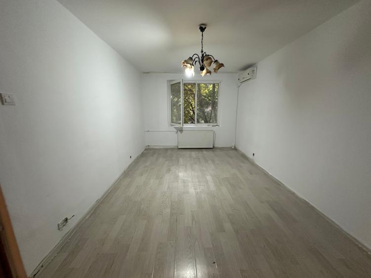 Apartament cu 3 camere semidecomandat în Titan