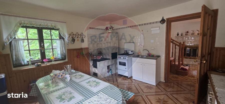 Casă cu 4 camere în Căprioru