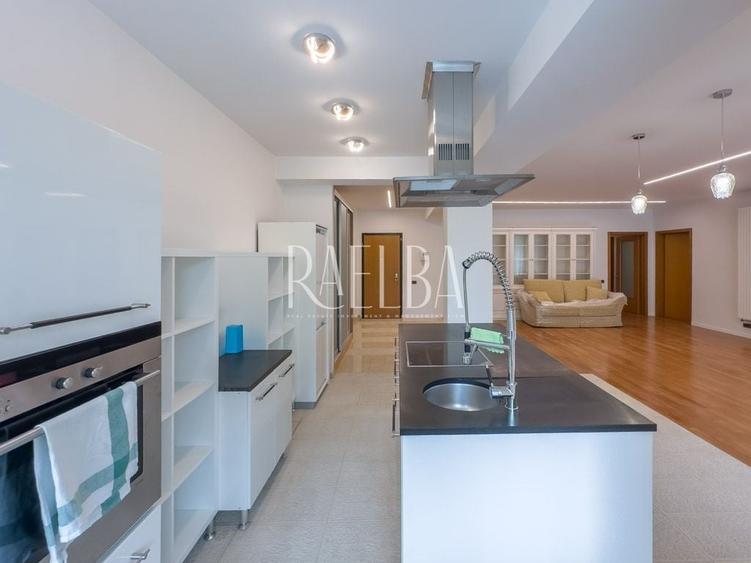Apartament cu 3 camere semidecomandat în Primăverii