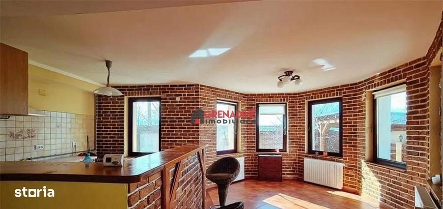 Casă cu 4 camere decomandat în Stupini