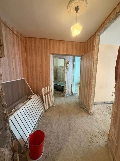 Apartament cu 3 camere în Falezei
