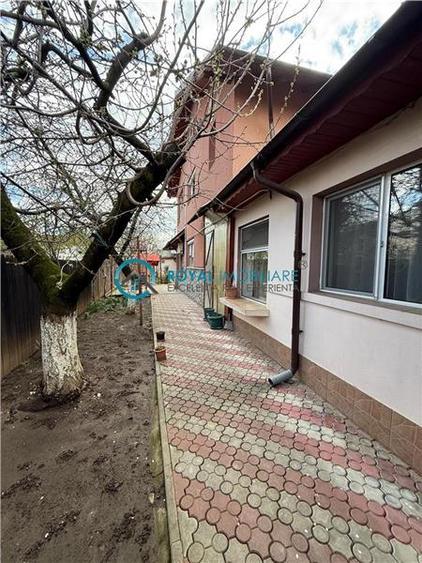 Casă individuală cu 8 camere cu Canalizare în Păulești