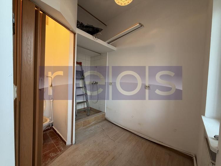Apartament cu 4 camere semidecomandat, mobilat în Universitate