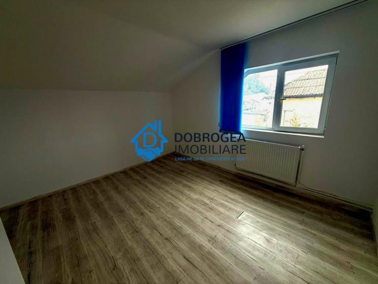 Casă cu 4 camere cu Teren 250 Mp în Păcii