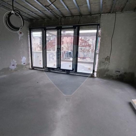 Casă cu 12 camere cu Teren 200 Mp în Vitan