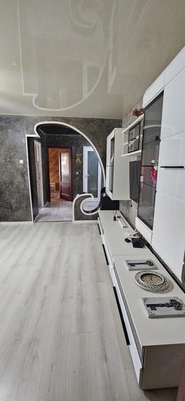 Apartament cu 3 camere semidecomandat în Micro 17