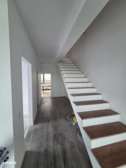 Casă cu 5 camere cu Teren 280 Mp în Mogoșoaia