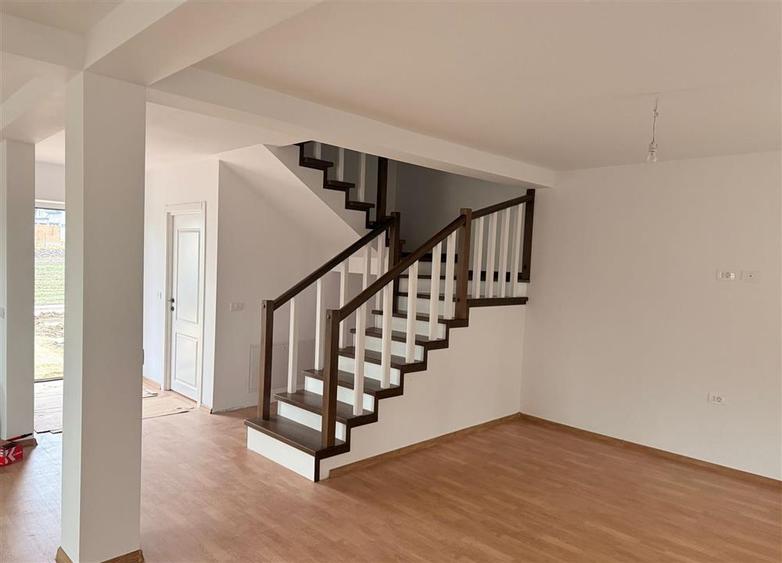 Duplex cu 4 camere cu Teren 260 Mp în Lisaura