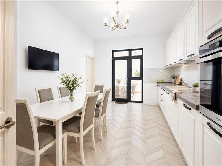 Casă cu 5 camere cu Teren 1250 Mp în Exterior Est