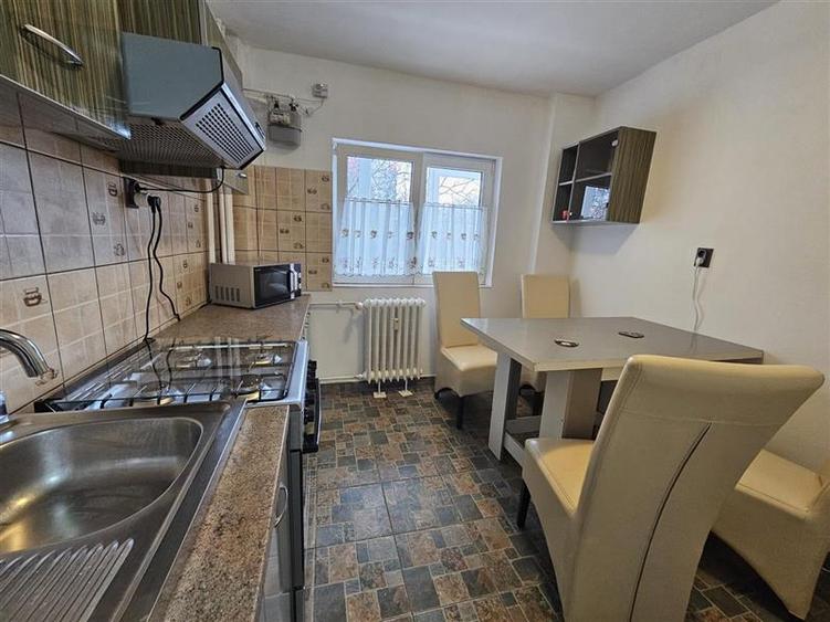 Apartament cu 2 camere semidecomandat, mobilat în Berceni