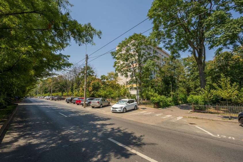 Apartament cu 3 camere semidecomandat în Baba Novac