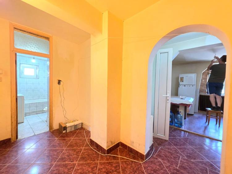 Apartament cu 3 camere decomandat în 1 Decembrie