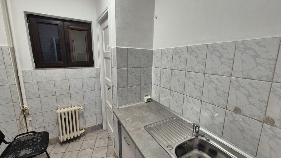 Apartament cu 3 camere decomandat în P-ța Romană