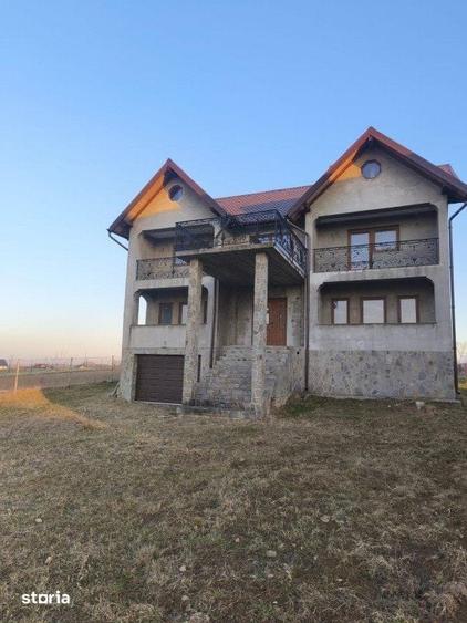 Casă cu 8 camere cu Teren 2500 Mp în Rădăuți