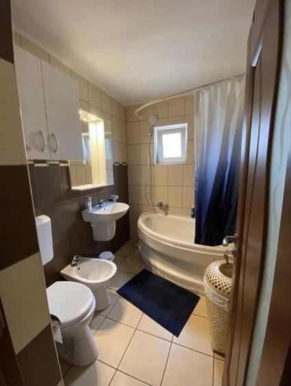 Apartament cu trei camere decomandat , pe strada Henri Coanda - 14