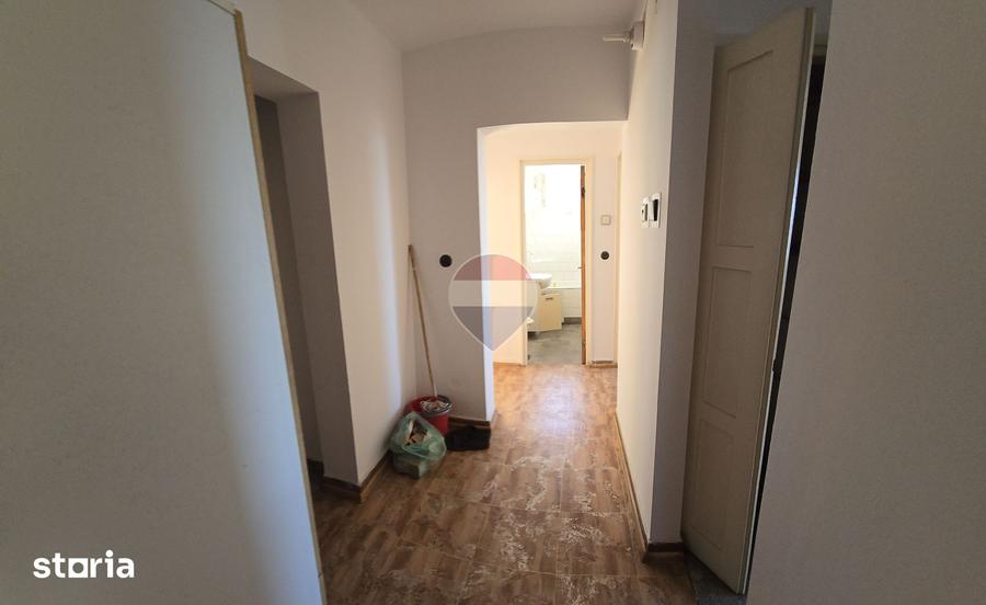 Apartament cu 3 camere decomandat, mobilat în Republicii