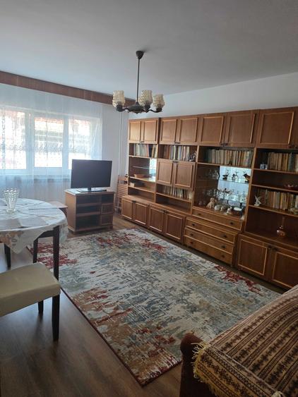 Apartament cu 3 camere decomandat în C5