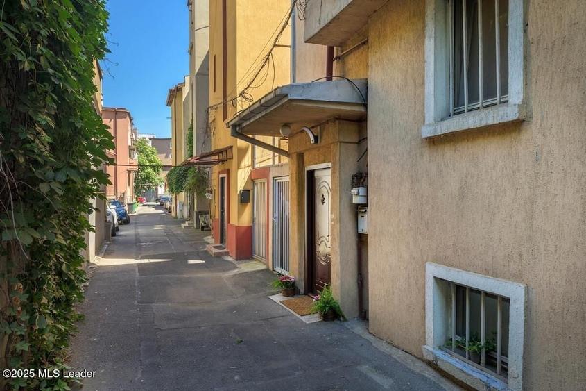 Casă individuală cu 10 camere cu Canalizare în Cotroceni