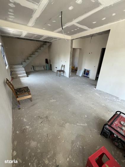 Casă cu 5 camere cu Teren 300 Mp în Lumina
