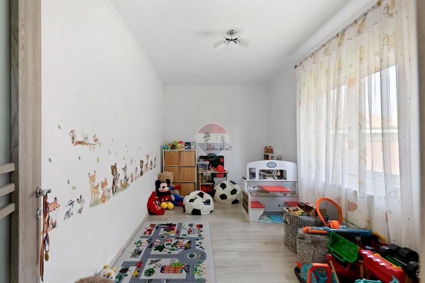 Casă individuală cu 4 camere cu Teren 550 Mp în Central