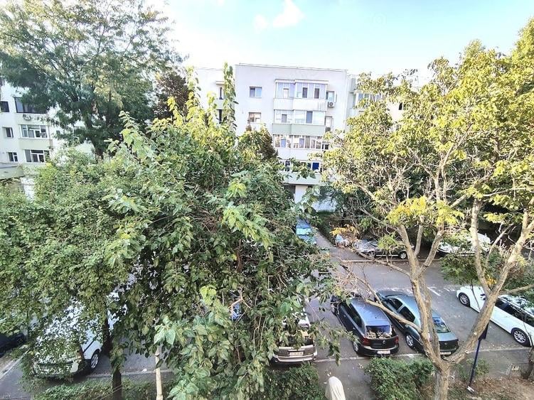 Apartament cu 3 camere decomandat în Colentina