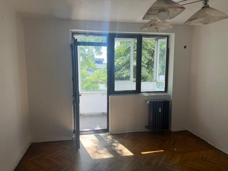 Apartament cu 3 camere semidecomandat în Iancului