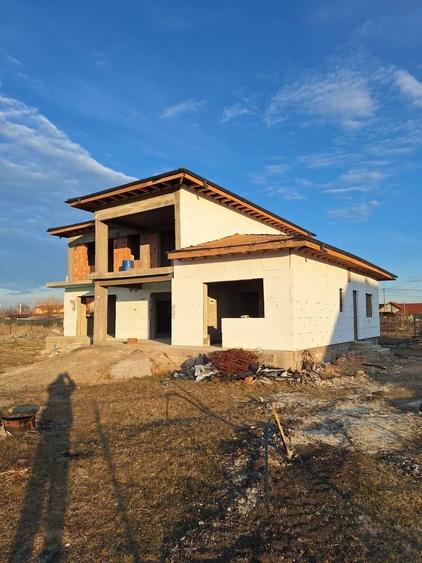 Casă cu 4 camere în Spătaru