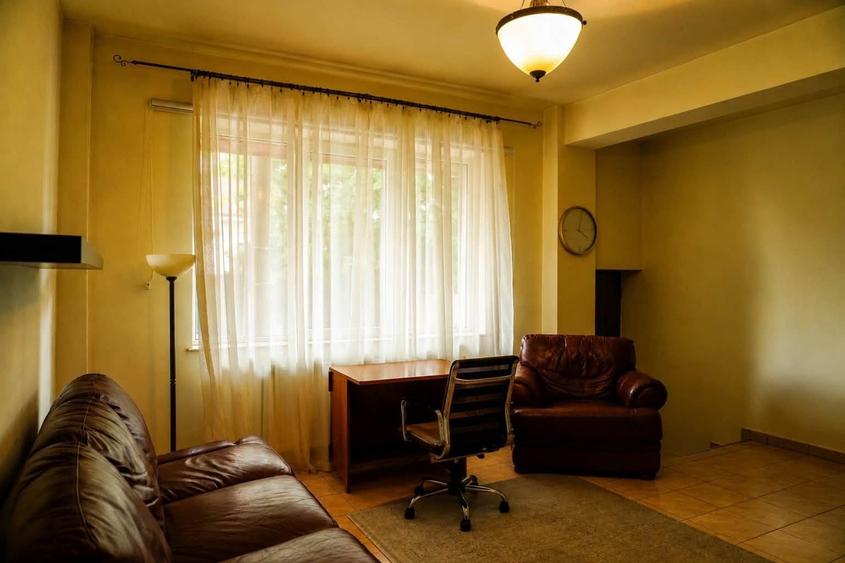 Casă individuală cu 5 camere cu Canalizare în Central