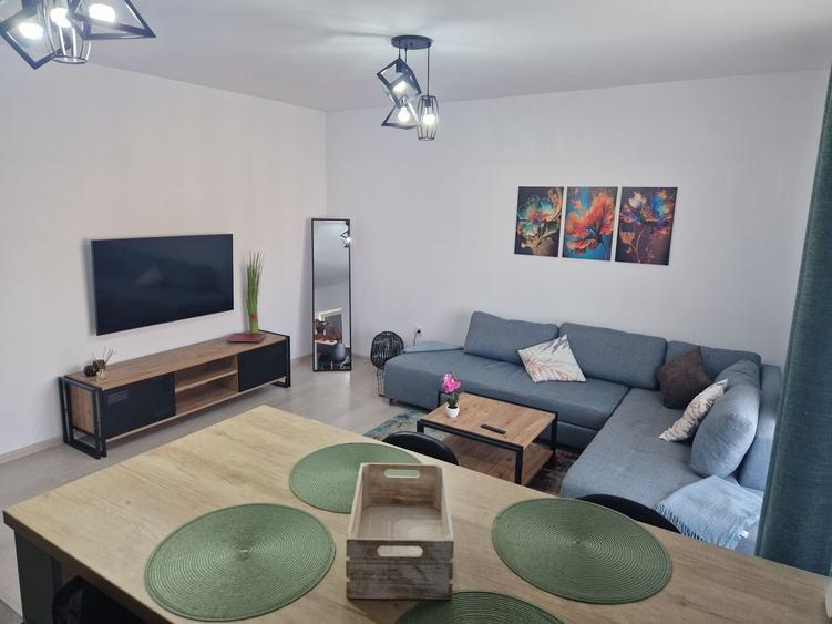 Apartament cu 2 camere decomandat în Tractorul
