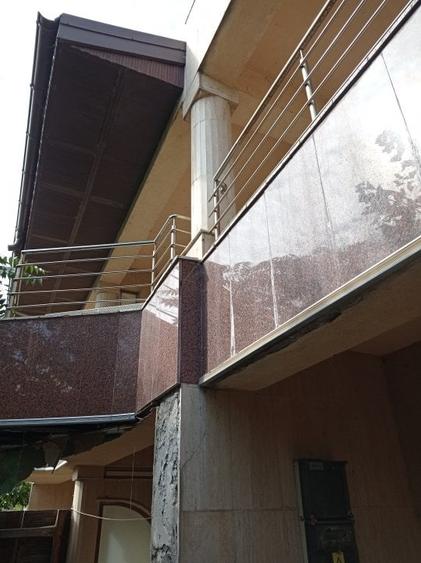 Casă individuală cu 8 camere cu Canalizare în Fundeni