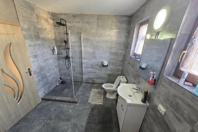 Casă individuală cu 6 camere cu Canalizare în Săsar
